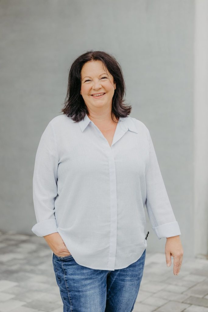 Lächelnde Frau in hellblauer Bluse