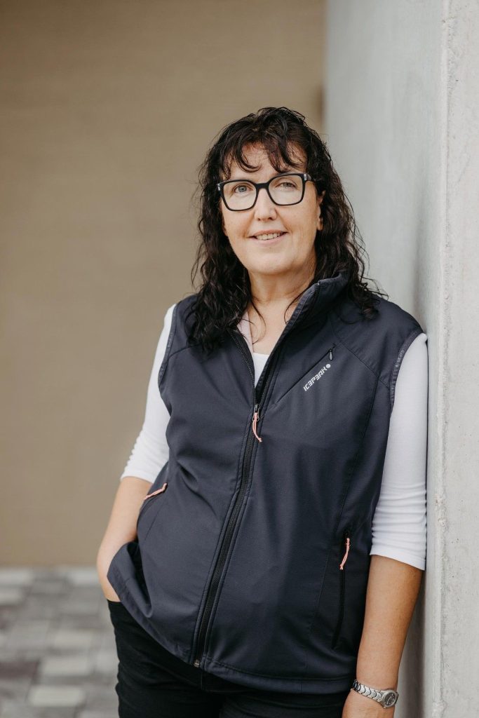 Frau mit Brille lächelt freundlich