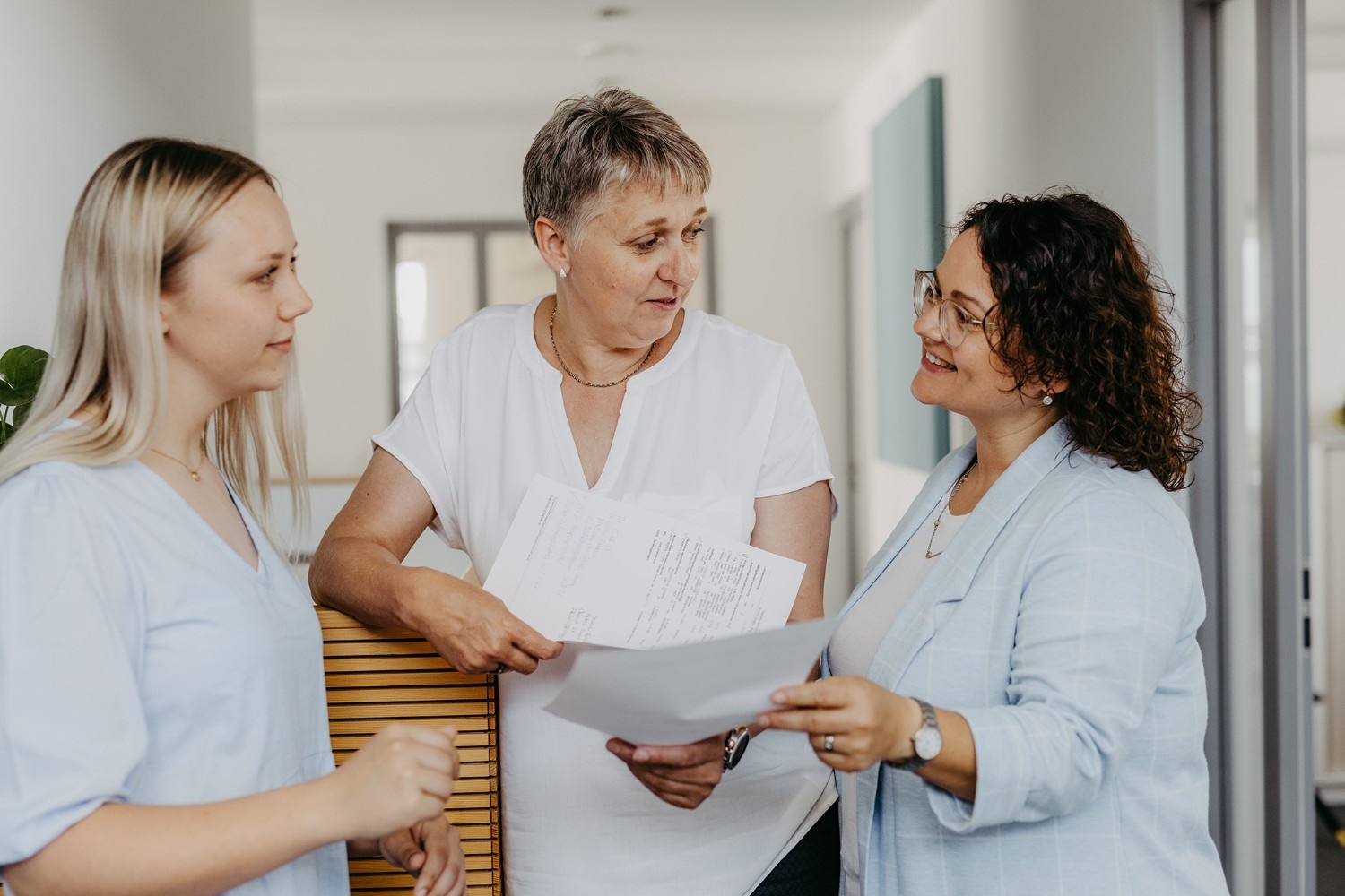 Drei Frauen besprechen Dokumente
